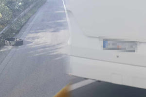 ΒΟΑΚ: Στο δρόμο για την σχολική εκδρομή… ξεκόλλησε το λάστιχο από το λεωφορείο!