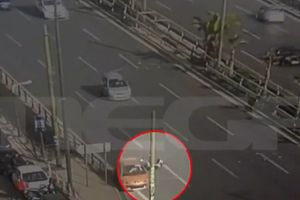 Λεωφόρος Συγγρού: Αυτοκίνητο παρέσυρε μηχανή γνωστού ηθοποιού – Βίντεο από το τροχαίο