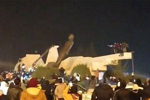 Συρία: Κατέστρεψαν άγαλμα του Χαφέζ αλ Άσαντ στη Χάμα