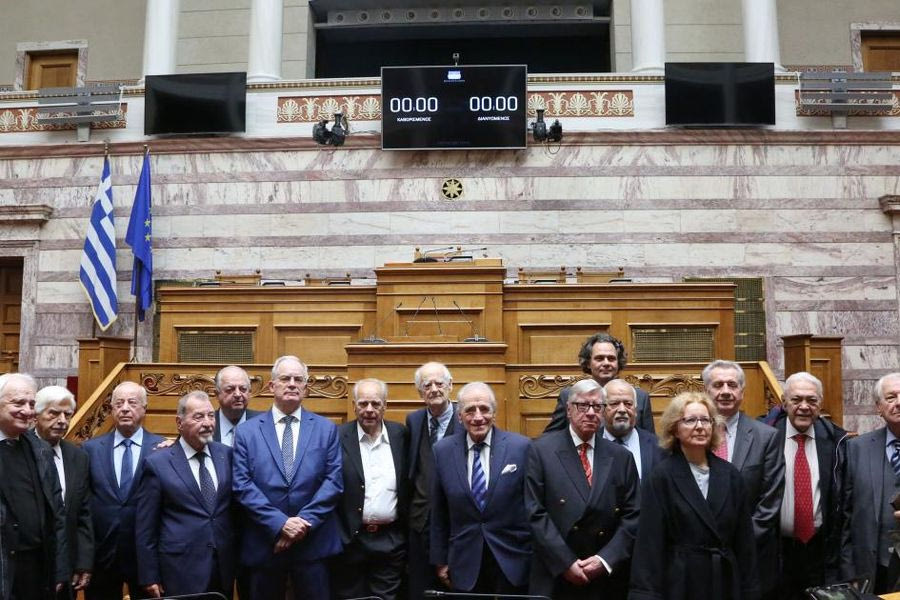 Tους βουλευτές της πρώτης δημοκρατικά εκλεγμένης Βουλής του 1974 τίμησε το ελληνικό κοινοβούλιο