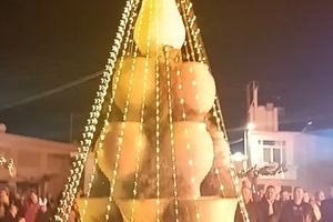 Φωταγωγήθηκε το εντυπωσιακό πυθαρόδεντρο στο Θραψανό