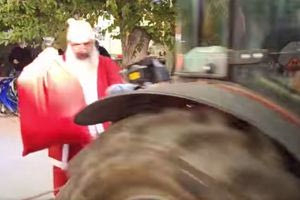 Ο Αη Βασίλης έφτασε με τρακτέρ!