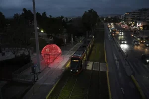 Σύγκρουση Τραμ με ΙΧ στον Πειραιά – Προσωρινή διακοπή των δρομολογίων