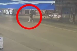 Θεσσαλονίκη: Βίντεο-σοκ από την στιγμή που μοτοσικλέτα παρασύρει 63χρονο πεζό