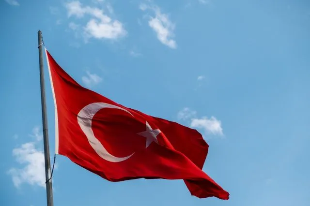 Η Τουρκία ανοίγει ξανά την πρεσβεία της στη Συρία
