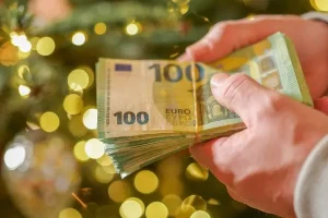 Δώρο Χριστουγέννων 2024: Πότε μπαίνει στους λογαριασμούς – Η τελική ημερομηνία