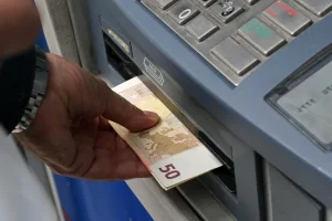 Οι χρεώσεις των τραπεζών που παραμένουν στις συναλλαγές: Κάρτες, web banking και προμήθειες