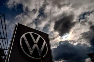 Volkswagen: Οι εργαζόμενοι ξεκινούν απεργίες για τις απολύσεις