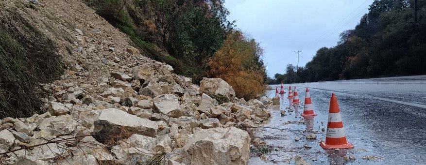 Κατολίσθηση στον δρόμο προς Σητεία – Κλειστό το ένα ρεύμα κυκλοφορίας