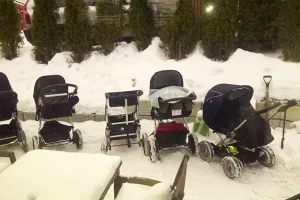 Στις Σκανδιναβικές χώρες τα μωρά κοιμούνται στα καρότσια τους έξω στο κρύο