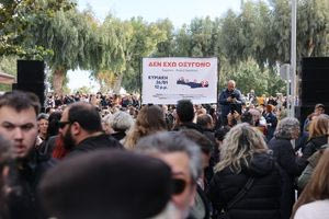 “Πλημμύρισε” το κέντρο του Ηρακλείου από κόσμο για την τραγωδία στα Τέμπη – Φωτογραφίες