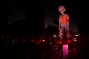 Σκιάχτρο αγοριού διασχίζει τη Χιλή για τα εκτοπισμένα παιδιά του πολέμου