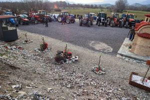 Αγρότες της Λάρισας βρέθηκαν στα Τέμπη και κατέθεσαν λουλούδια και στεφάνι