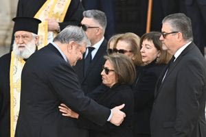 Η στιγμή που η Δάφνη Σημίτη φτάνει στη Μητρόπολη Αθηνών – Η αγκαλιά του Ευάγγελου Βενιζέλου