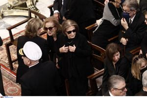 Η σύζυγος του Κώστα Σημίτη αποποιείται τη σύνταξη, το αυτοκίνητο και τα προνόμια του πρώην πρωθυπουργού