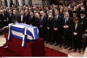 Live εικόνα: Ο τελευταίος αποχαιρετισμός στον Κώστα Σημίτη