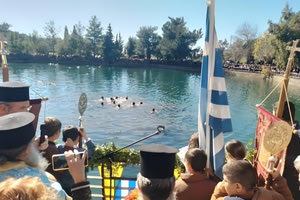 13 θαρραλέοι νέοι βούτηξαν για τον Σταυρό στη λίμνη του Ζαρού