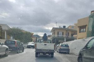 Μετέφερε το παιδί του στην καρότσα του αγροτικού