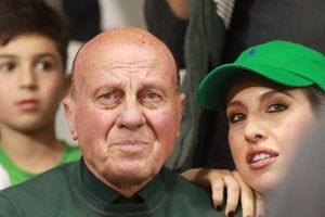  Ο σπαρακτικός «αποχαιρετισμός» απ’ τις κόρες του Μίμη Δομάζου: «Ήσουν τόσο γρήγορος κι ανυπόμονος όπως και μέσα στα γήπεδα…»