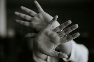 Ηράκλειο: Η ανήλικη κόρη ειδοποίησε το «χαμόγελο του παιδιού» για την κακοποίηση της μητέρας της από τον πατέρα