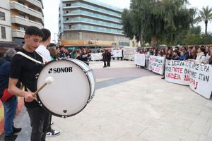 Στην πλατεία Ελευθερίας οι μαθητές του Μουσικού και Καλλιτεχνικού Σχολείου – φωτογραφίες από την συγκέντρωση διαμαρτυρίας