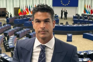 Νίκος Αναδιώτης: «Ο Φειδίας Παναγιώτου κοιμάται μέσα στο Ευρωκοινοβούλιο»