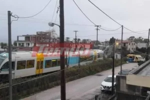 Πάτρα: Σύγκρουση του Προαστιακού με ΙΧ – Από θαύμα γλίτωσε ο οδηγός