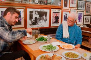 Όταν ο Άκης Πετρετζίκης έφαγε στο καφενείο του Καγιαμπή