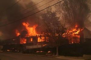 Σε κατάσταση έκτακτης ανάγκης το Λος Άντζελες: Καίγονται σπίτια και αυτοκίνητα