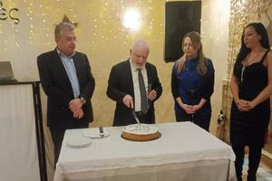 Oι καρδιολόγοι του ΠΑΓΝΗ έκοψαν την πρωτοχρονιάτικη πίτα παρουσία του Σταύρου Αρναουτάκη