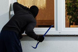 Έπιασαν κλέφτες επ’ αυτοφώρω στο διαμέρισμα που είχαν διαρρήξει