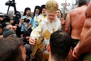 Κωνσταντινούπολη: Στον Κεράτιο κόλπο η ρίψη του Σταυρού – έδωσε το παρών και ο Νίκος Ανδρουλάκης