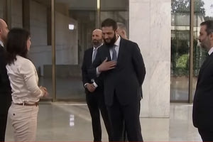 ΕΕ-Συρία: Η χειραψία που δεν έγινε χάλασε το κλίμα (video)