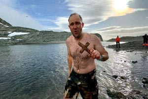 Έριξαν τον σταυρό στα παγωμένα νερά της Ανταρκτικής – Εντυπωσιακές φωτογραφίες