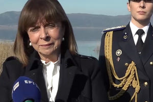 Κ. Σακελλαροπούλου: «Το φως της αγάπης και της ειρήνης να διαλύσει τα σκότη που απειλούν την ανθρωπότητα»