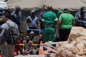 Νότια Αφρική: Διασώστες ανέσυραν 36 πτώματα, 82 επιζώντες από ένα παράνομο χρυσωρυχείο