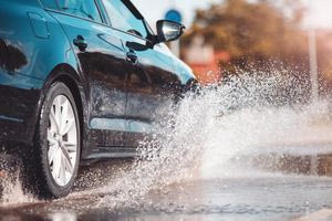 Βρέχεις πεζό με το όχημα σου; Πρόστιμο 200 ευρώ!