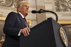 Στρατός στα σύνορα, επίθεση στα δικαιώματα του ασύλου και του εδάφους: Ο νέος πρόεδρος των ΗΠΑ Τραμπ εξαπολύει την αντιμεταναστευτική επίθεσή του