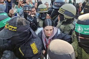 Γάζα: Παραδόθηκαν στον Ερυθρό Σταυρό, μέσα σε χάος, άλλοι δύο Ισραηλινοί και πέντε Ταϊλανδοί όμηροι