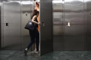 Ελέγχονται τα ασανσέρ όλων των νοσοκομείων μετά το ατύχημα στον Ερυθρό Σταυρό