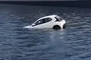 Αυτοκίνητο έπεσε στη θάλασσα στο Ναύσταθμο Σαλαμίνας (vid)