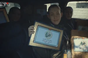 Χαμάς: Προπαγανδιστικό βίντεο με τις ομήρους που απελευθέρωσε κρατώντας μπρελόκ με παλαιστινιακή σημαία