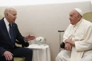 ΗΠΑ: Ο πρόεδρος Μπάιντεν απένειμε το Προεδρικό Μετάλλιο της Ελευθερίας με Διάκριση στον πάπα Φραγκίσκο