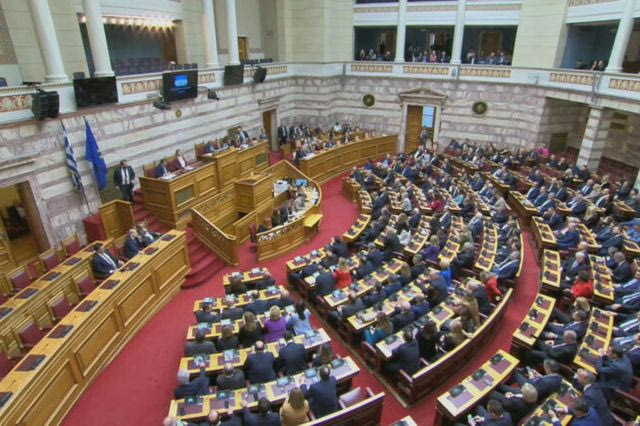 Υπάρχουν συναινέσεις για να προχωρήσει η συνταγματική αναθεώρηση ή  τζάμπα γίνεται η συζήτηση; Προκλητική κάλυψη από την κυβέρνηση στο… « ο τζάμπας πέθανε!» Τα φαρμακερά βέλη του…Καλαματιανού Καραμανλή. Στα εθνικά συνεχίζει να εκπαιδεύεται η… «διάδοχος» Μαρία, που τη φέρουν να συνεργάζεται με τον Παύλο Ντε Γκρές.