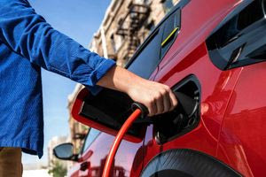 Ηλεκτρικά αυτοκίνητα: Παρατείνεται η δωρεάν στάθμεση