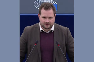 Δανός Ευρωβουλευτής «στόλισε» τον Αμερικανό πρόεδρο στη διάρκεια ομιλίας του για τη Γροιλανδία