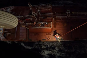 Διάσωση εν πλω τραυματία από ναυάγιο με μετανάστες ανοιχτά της Γαύδου (βίντεο)