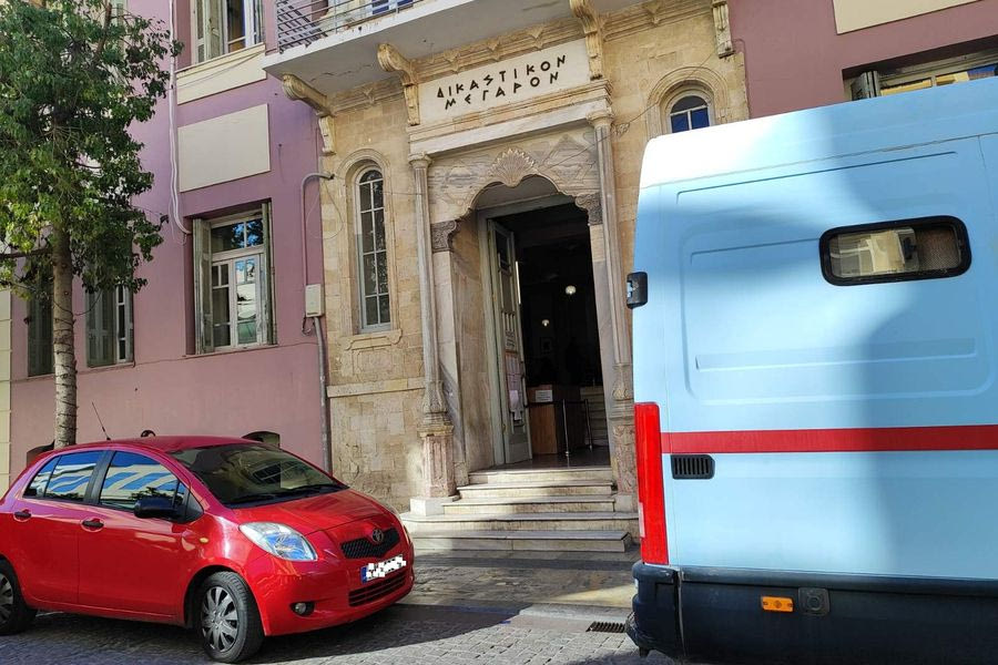 Απολογείται 17χρονη που έπιασε από το λαιμό την 20χρονη σύντροφο της