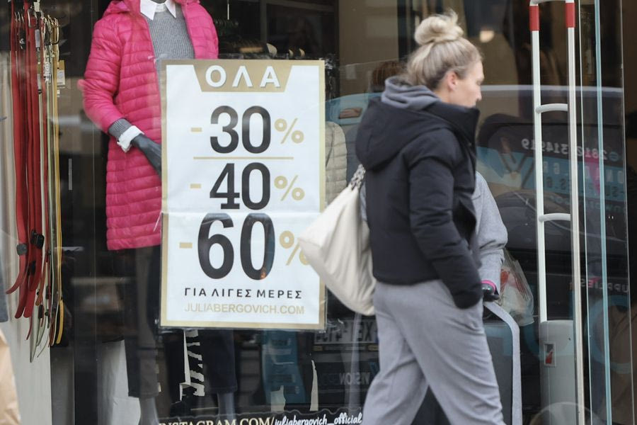 Ξεκινούν τη Δευτέρα οι χειμερινές εκπτώσεις -Οι Κυριακές που θα είναι ανοικτά τα καταστήματα