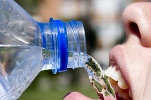 Γαλλία: Γυναίκα έπαθε εσωτερικά εγκαύματα όταν ήπιε εμφιαλωμένο νερό που περιείχε καυστική σόδα